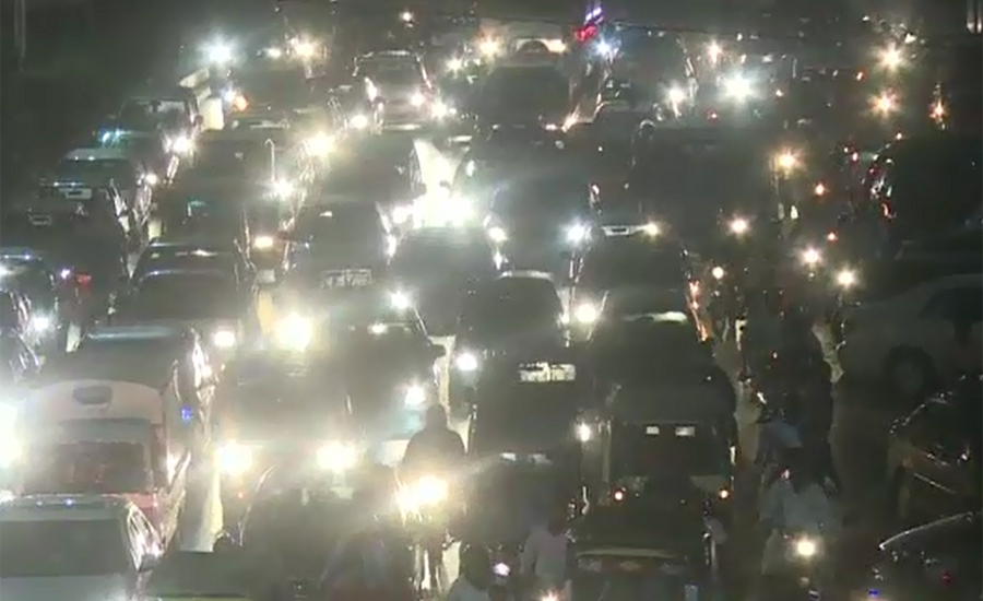 Citizens suffer due to severe traffic mess in Karachi