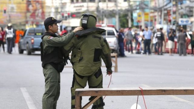 Bomb wounds 20 at supermarket in southern Thailand