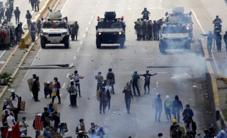 Venezuela protesters fling feces at soldiers; unrest takes 2 more lives