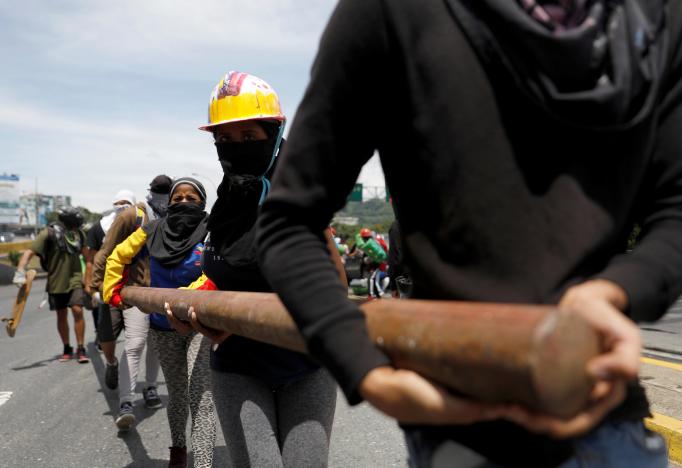 Anti-Maduro protests persist in Venezuela, teenager dies in unrest