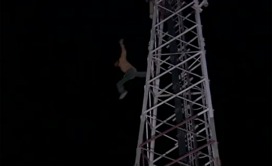 Boy attempts suicide by jumping from mobile phone tower in Multan