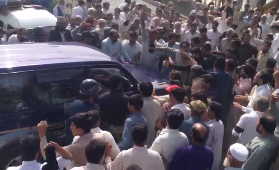 Seven injured as people pelt KPK minister vehicle with stones