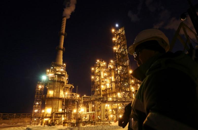 Oil prices give up gains, US output weighs against OPEC-led cuts