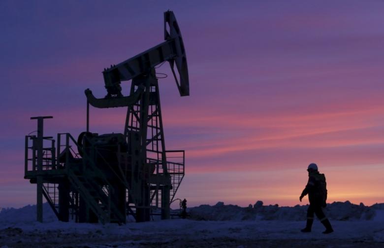 Oil dips as concerns linger over US production