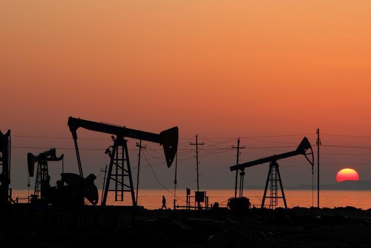 Oil prices build on gains on expectation of extended crude supply cut