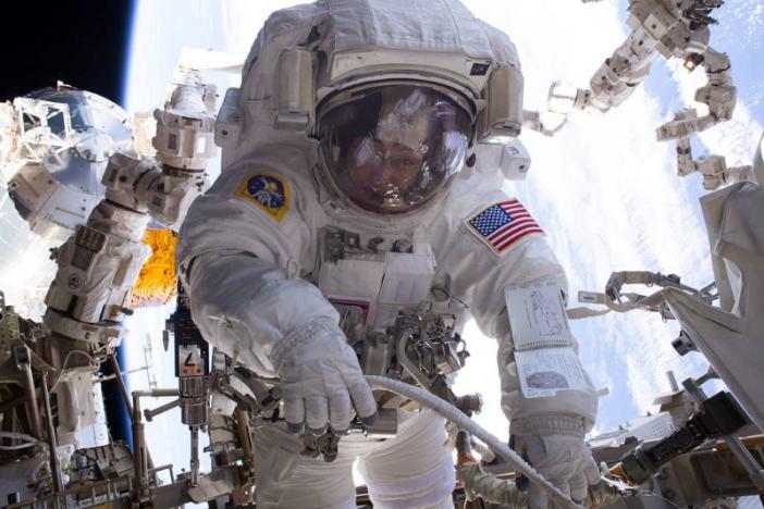 US spacewalkers overcome glitch on 200th station outing