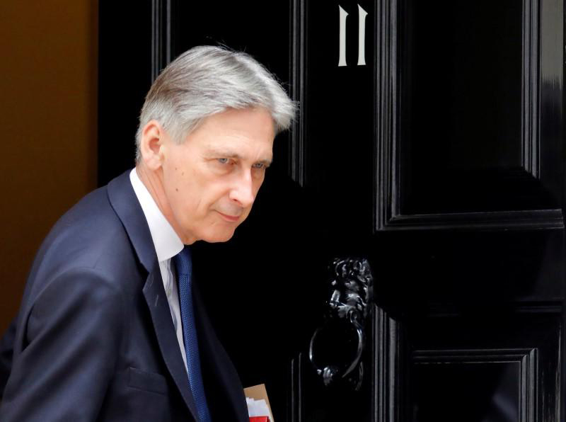 Hammond sees no sharp change to migration rules after Brexit