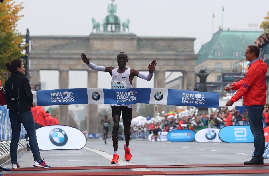 Kipchoge misses record in rainy Berlin triumph