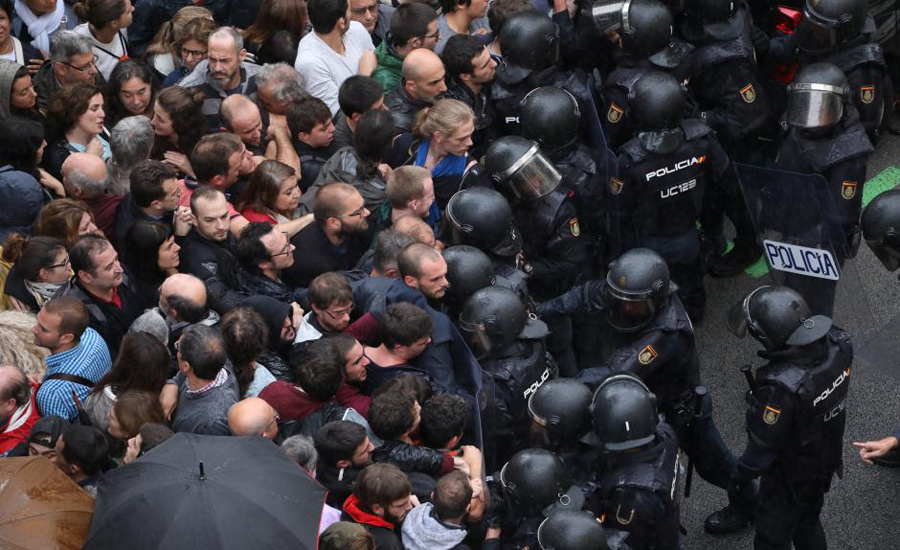 Spanish police storm polling station in Catalonia independence vote