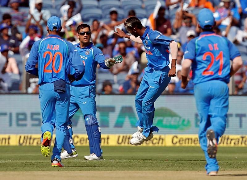 India prevail in Pune to level series v New Zealand