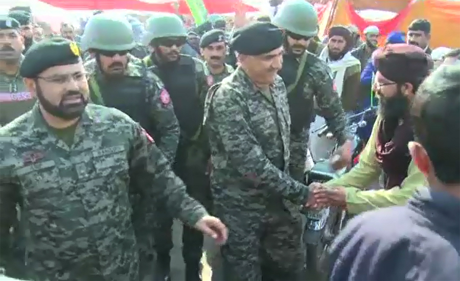 DG Rangers Punjab Maj Gen Azhar Hayat meets sit-in leaders in Faizabad