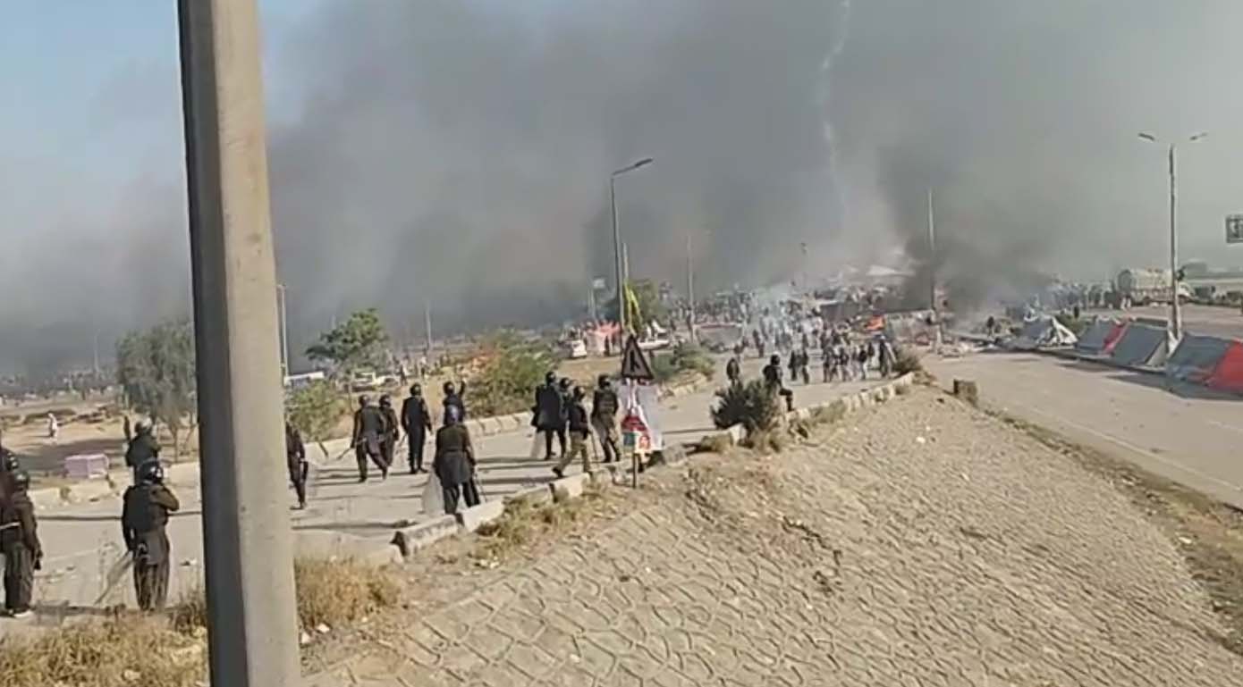Police fire tear gas to break up Tehreek-e-Labaik ' sit-in