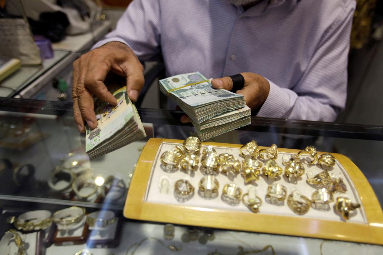 Libyans swap jewelry for medical treatment as crisis bites