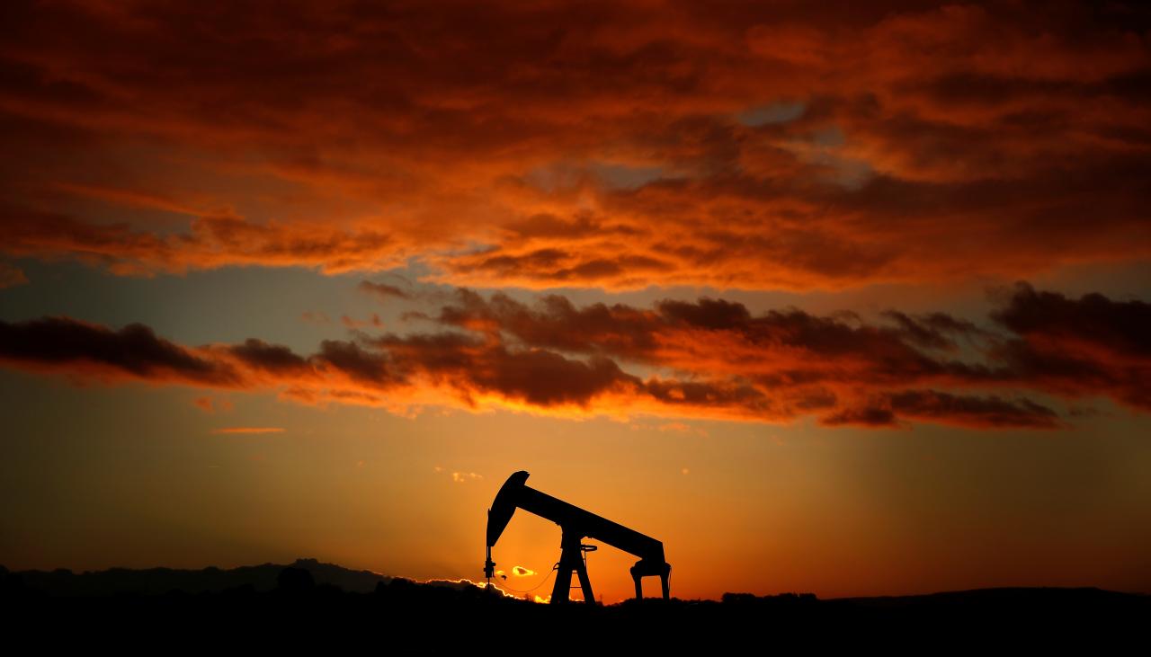 Oil prices fall on uncertainty over OPEC output cuts, pipeline restart