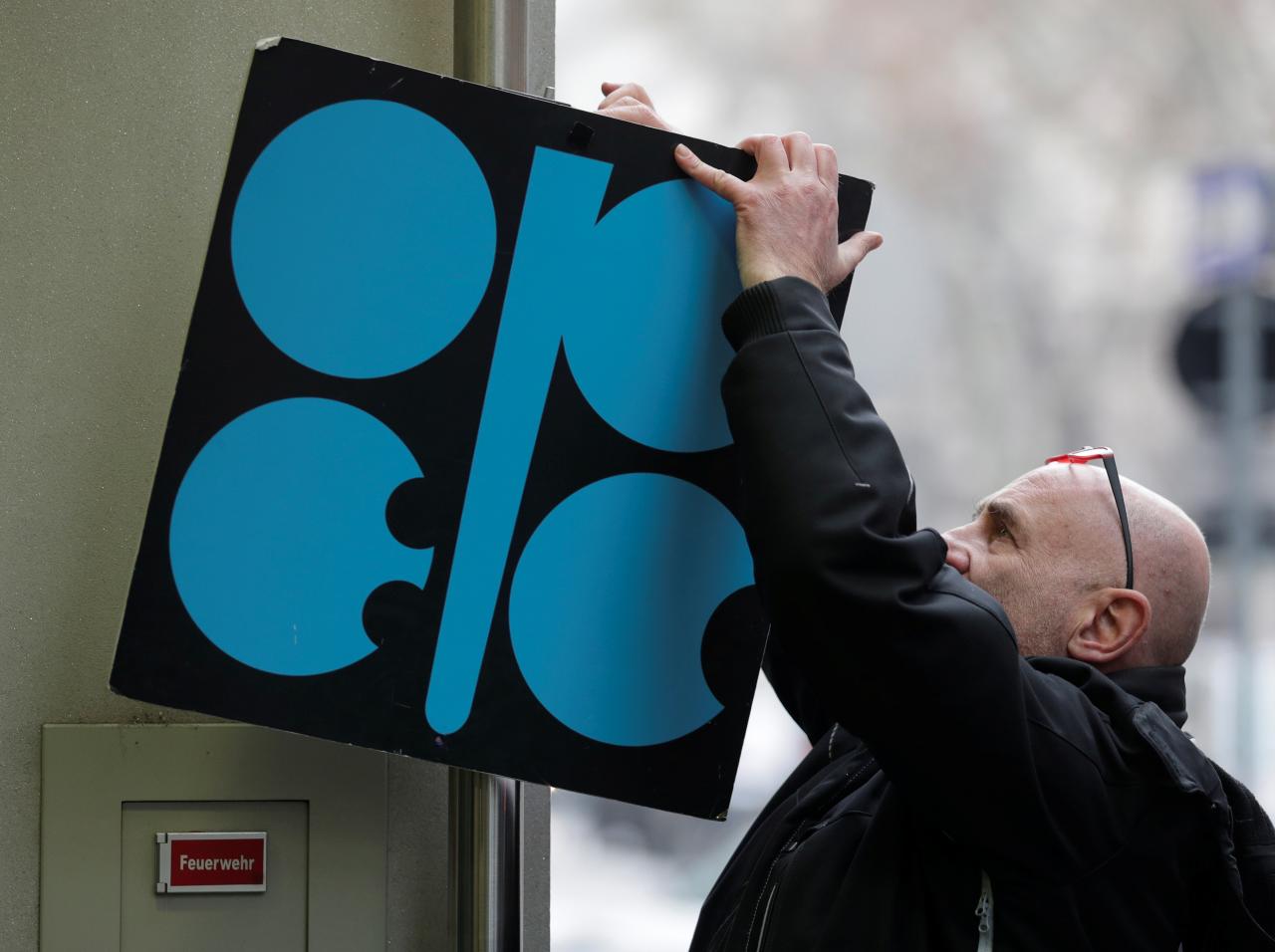OPEC, allies set to agree oil cut extension to end of 2018