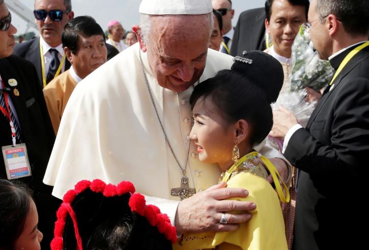 Pope starts Myanmar trip in shadow of Rohingya crisis