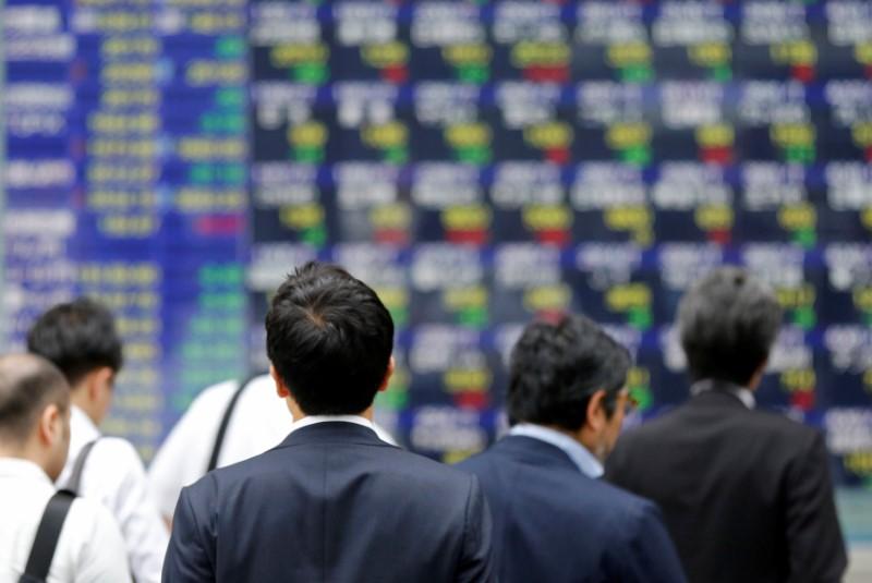 Asian stocks slip as oil woes sap sentiment, euro stands tall