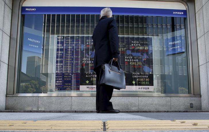Asian shares inch higher; euro tries to shake off Italian political risk