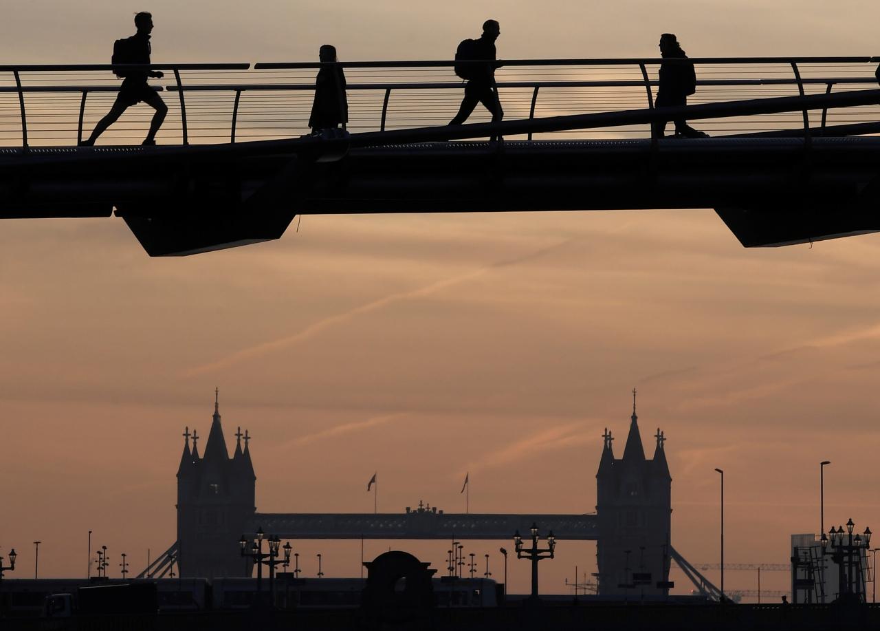 UK employers downbeat on economy, less confident about hiring