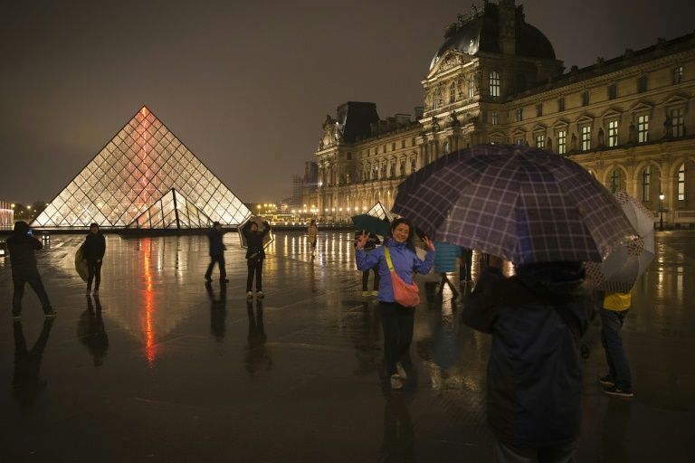 Europe brings on charm and blue skies to lure Chinese tourists