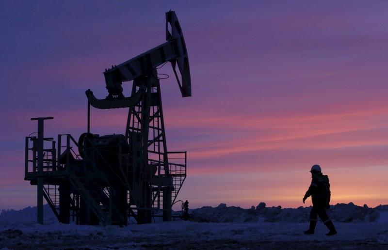 Oil prices fall as rally falters on growing US output concerns