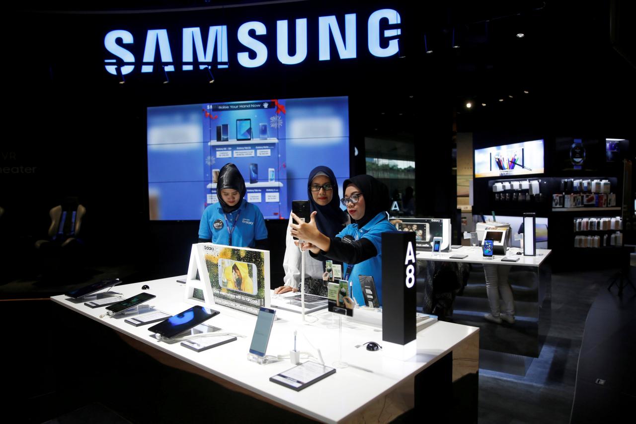 Samsung Elec shows off new design for square-folding phone
