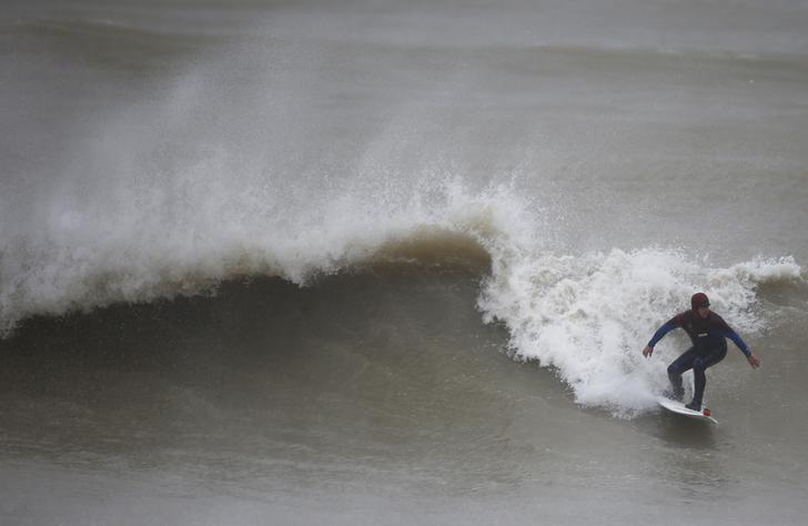 Surfers may be swallowing antibiotic-resistant bacteria