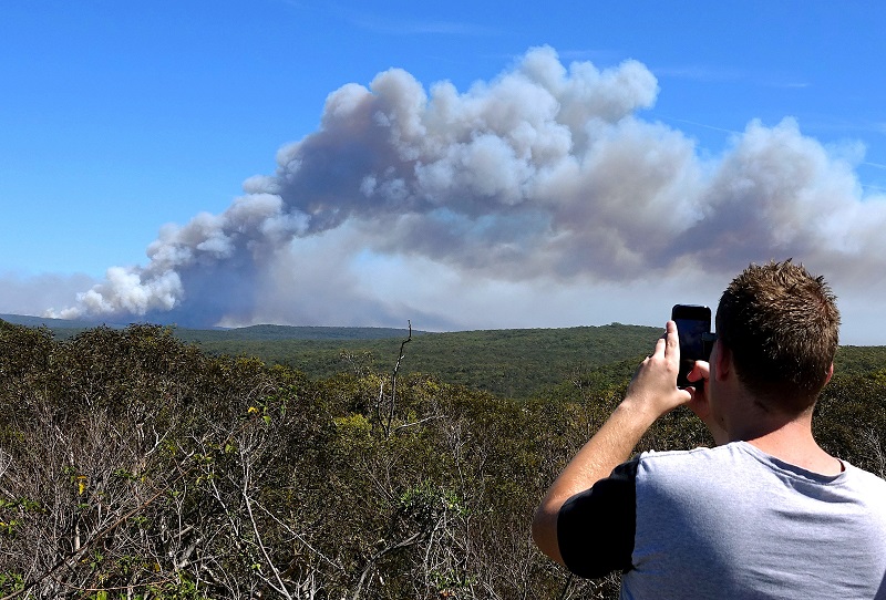 Park visitors rescued from bushfire as heatwave strikes Australia