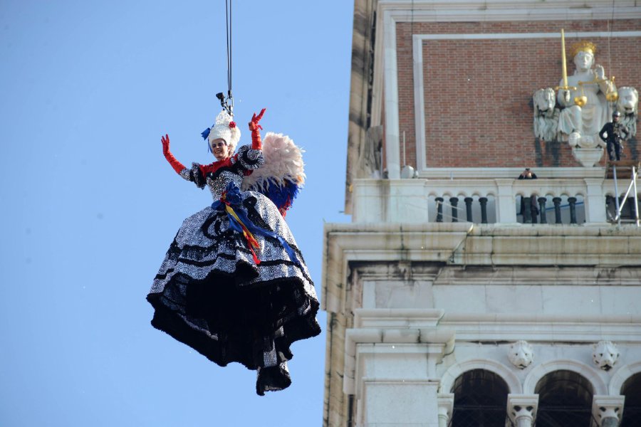 Venice Carnival takes wing with 'flight of the angel'