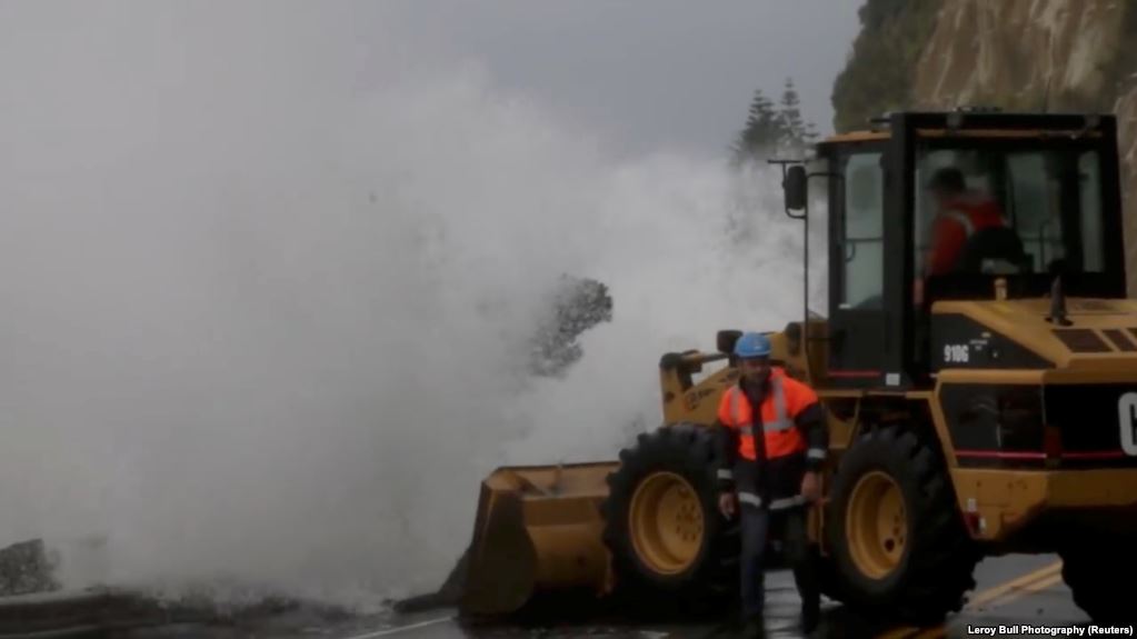Hundreds of stranded tourists freed as roads reopen in New Zealand