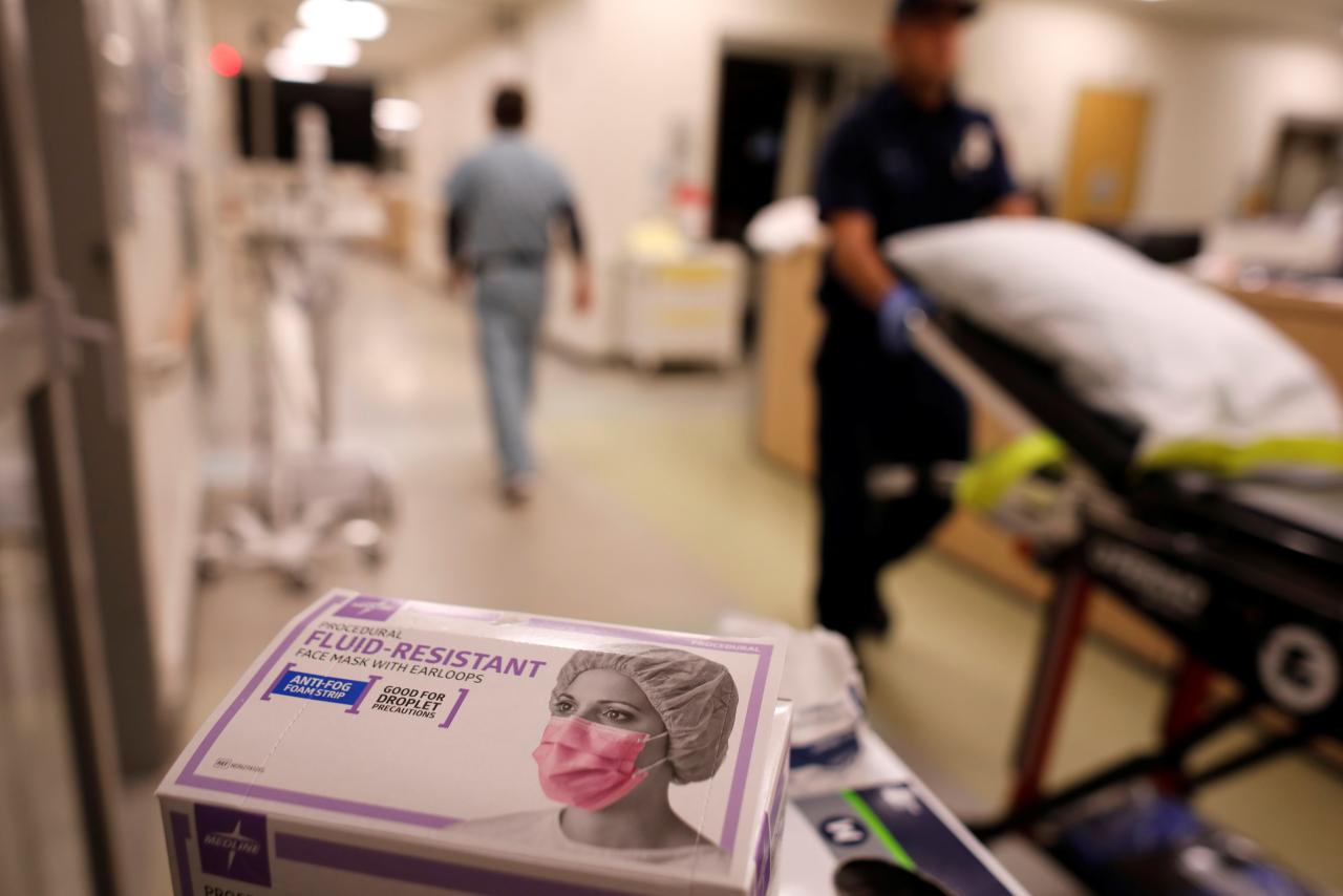 US flu outbreak worsens, likely to linger for weeks