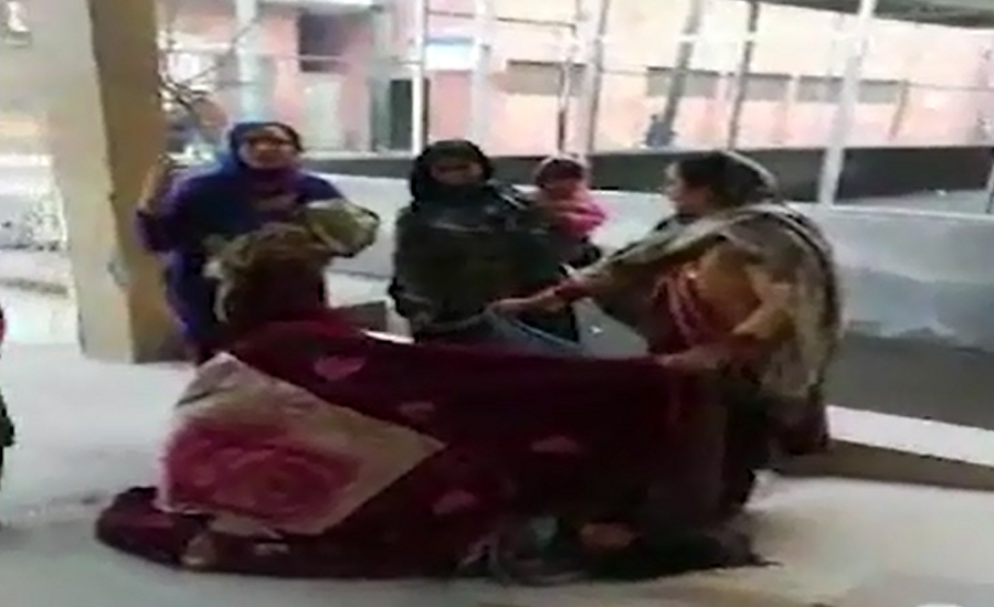 Woman gives birth to baby in Gujrat hospital courtyard