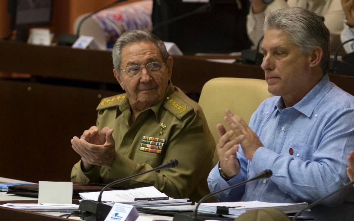 As Castro steps down, challenges await Cuba's new leader