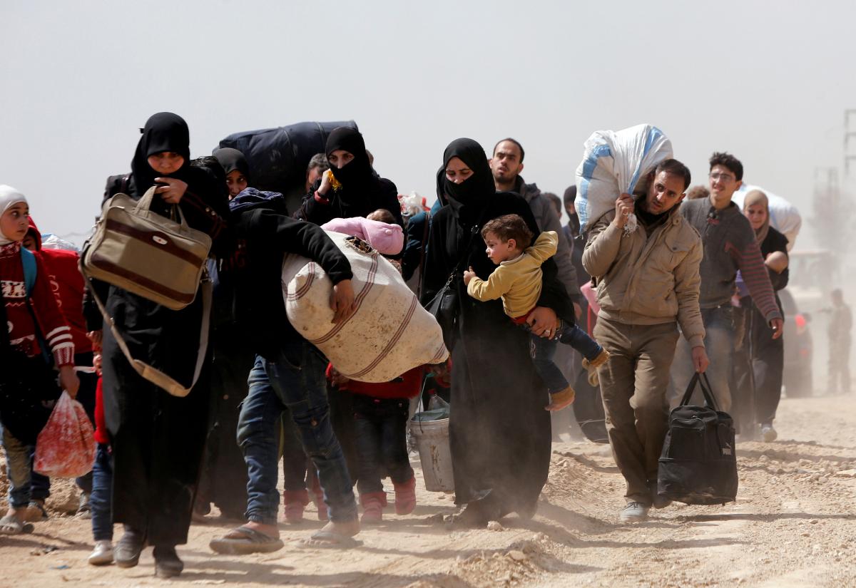 Thousands more Syrians flee their homes as two battles rage