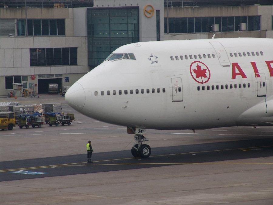 Air Canada jet makes emergency landing at airport outside Washington