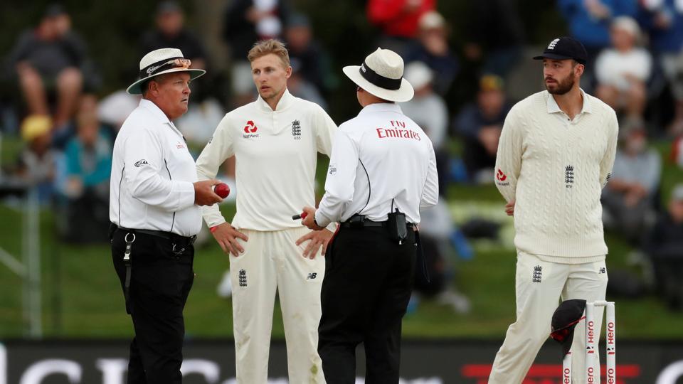Bad light hinders England bid for Christchurch win
