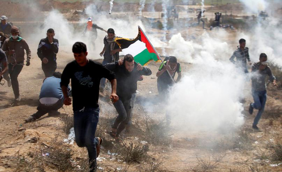 Israeli troops martyr seven Palestinians as Gaza border protests resume