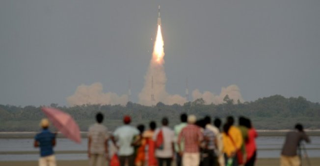 Indian scientists lose contact with satellite