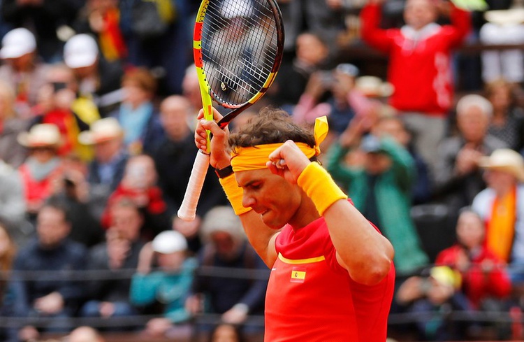 Record-setter Nadal roars back, Italy hold France