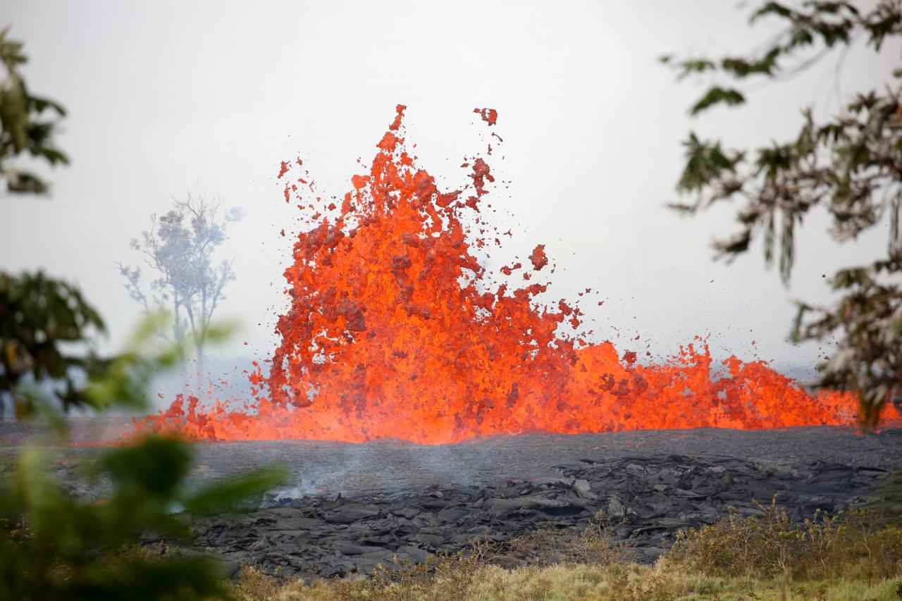 Fresh lava flows could block Hawaii escape route within hours