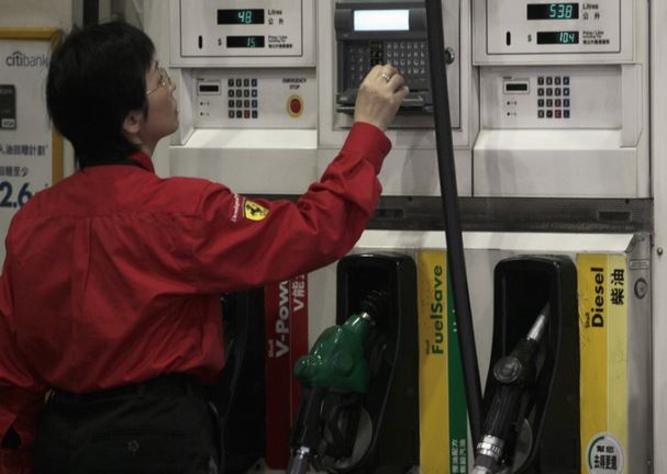 Oil prices fall as oversupply concerns weigh