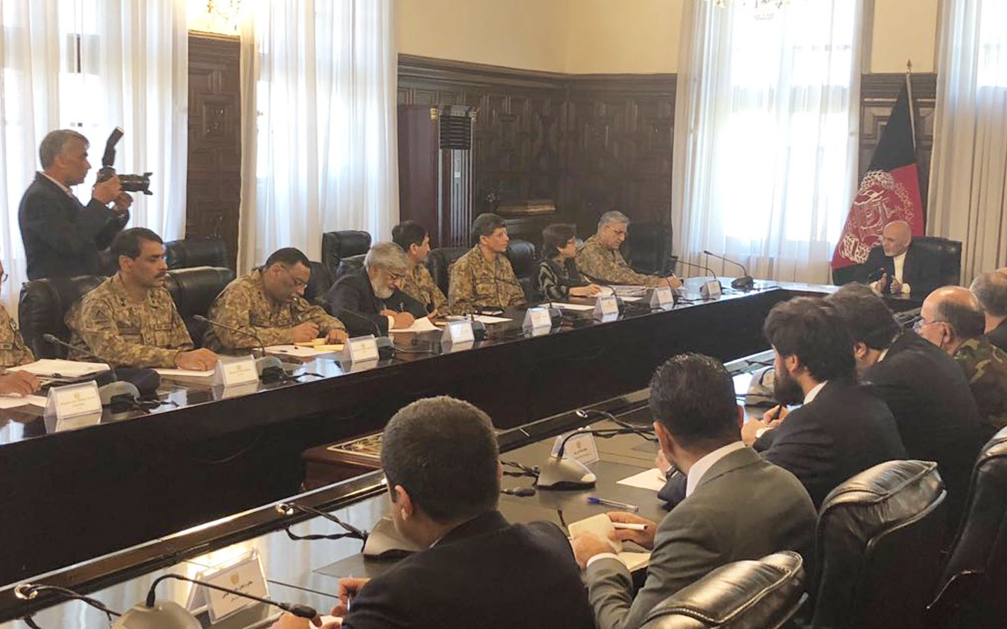 Army chief meets Afghan president in Kabul visit