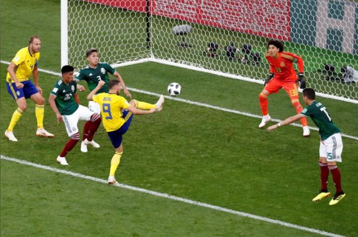 Swedes beat Mexico 3-0 but both qualify for last 16