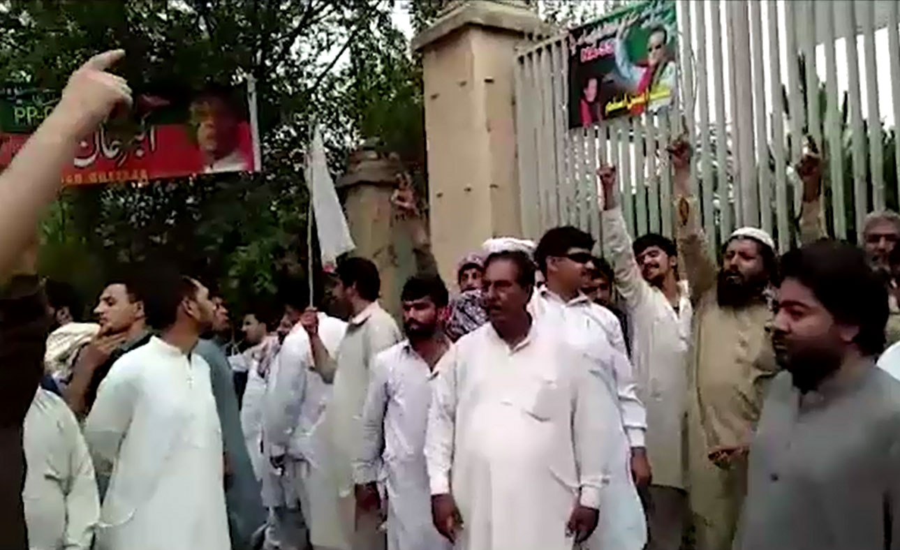 Enraged PTI workers continue protest over issuance of party tickets