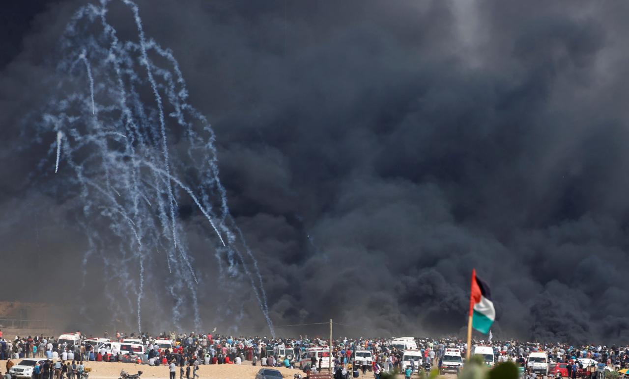 Israeli troops martyr four Palestinians as Gaza protest resumes