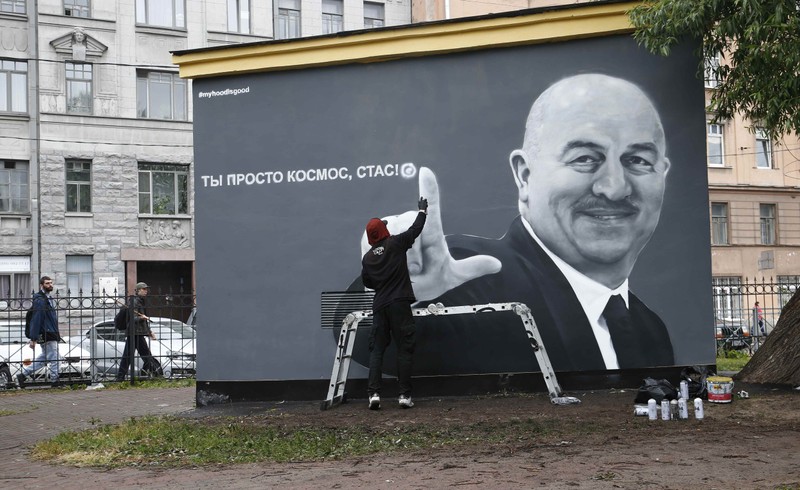 Russia World Cup coach wins graffiti honour