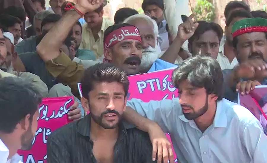 Protest of PTI workers continues outside Bani Gala over awarding tickets