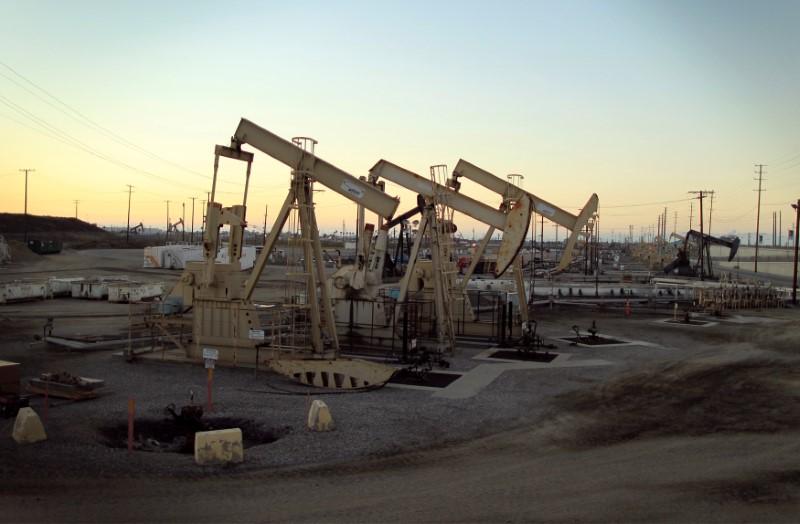 Oil prices fall as US crude production hits another record