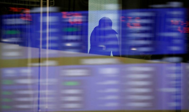 Japan stocks bounce as yen bows before strong dollar