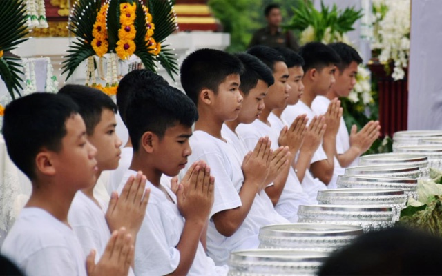 Thai cave boys ordained as Buddhist novices to honour dead rescuer
